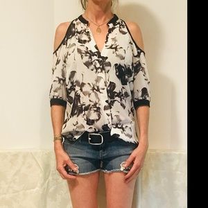 Ohne Titel B&W floral print cold shoulder top